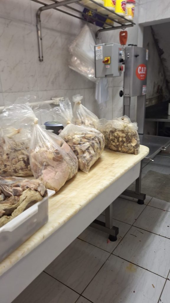 Mercado em Osasco é fechado por vender carnes vencidas