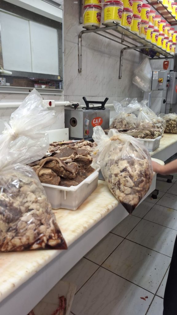 Mercado em Osasco é fechado por vender carnes vencidas