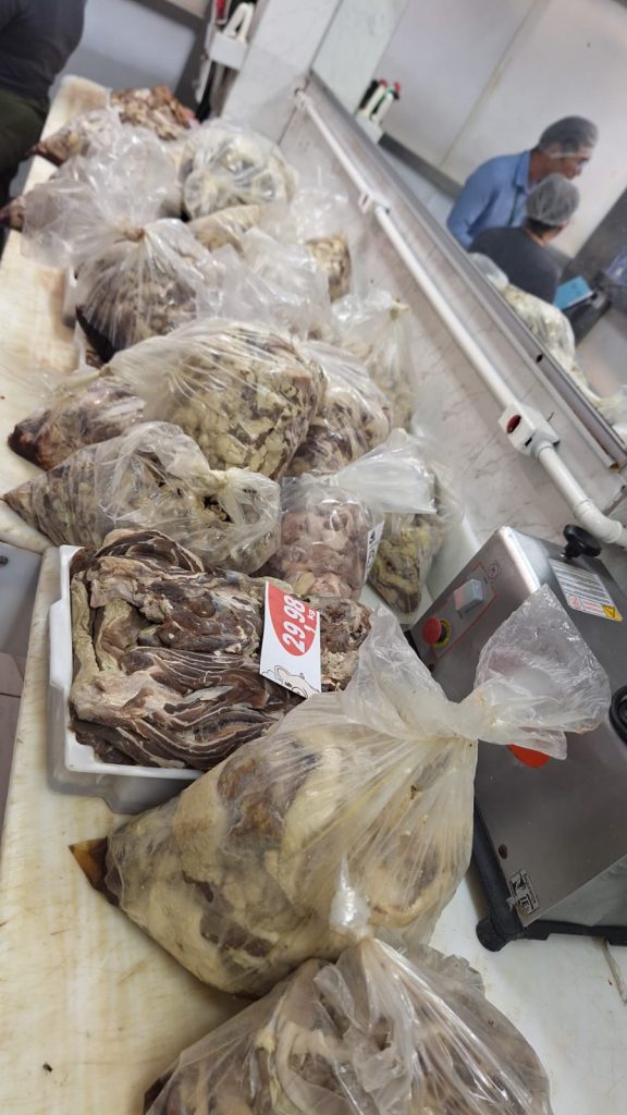 Mercado em Osasco é fechado por vender carnes vencidas