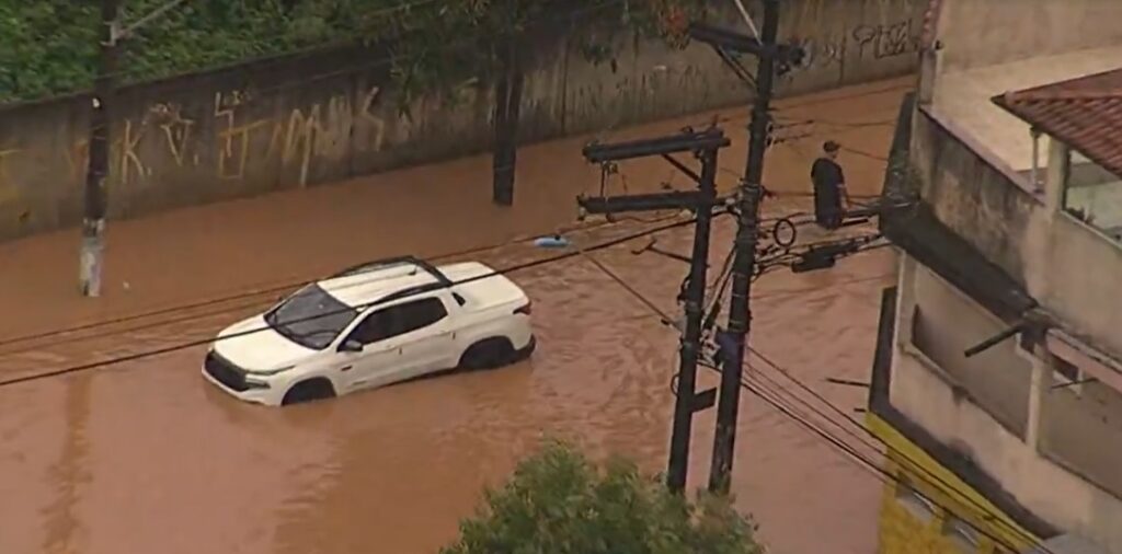 Temporal: alagamentos em Carapicuíba, Cotia, Itapevi e Jandira