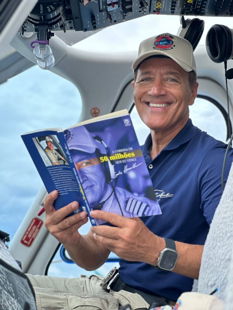 Comandante Hamilton publica livro sobre sua trajetória de vida