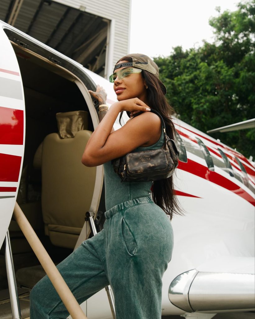 Ludmilla compra 2 terrenos em Alphaville e constrói mansão