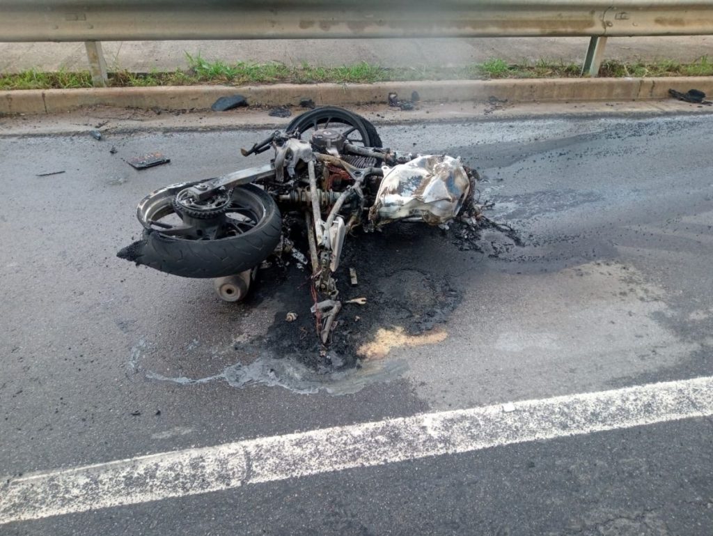 Acidente entre carro e moto deixa vítima fatal na Bunjiro Nakao, em Cotia