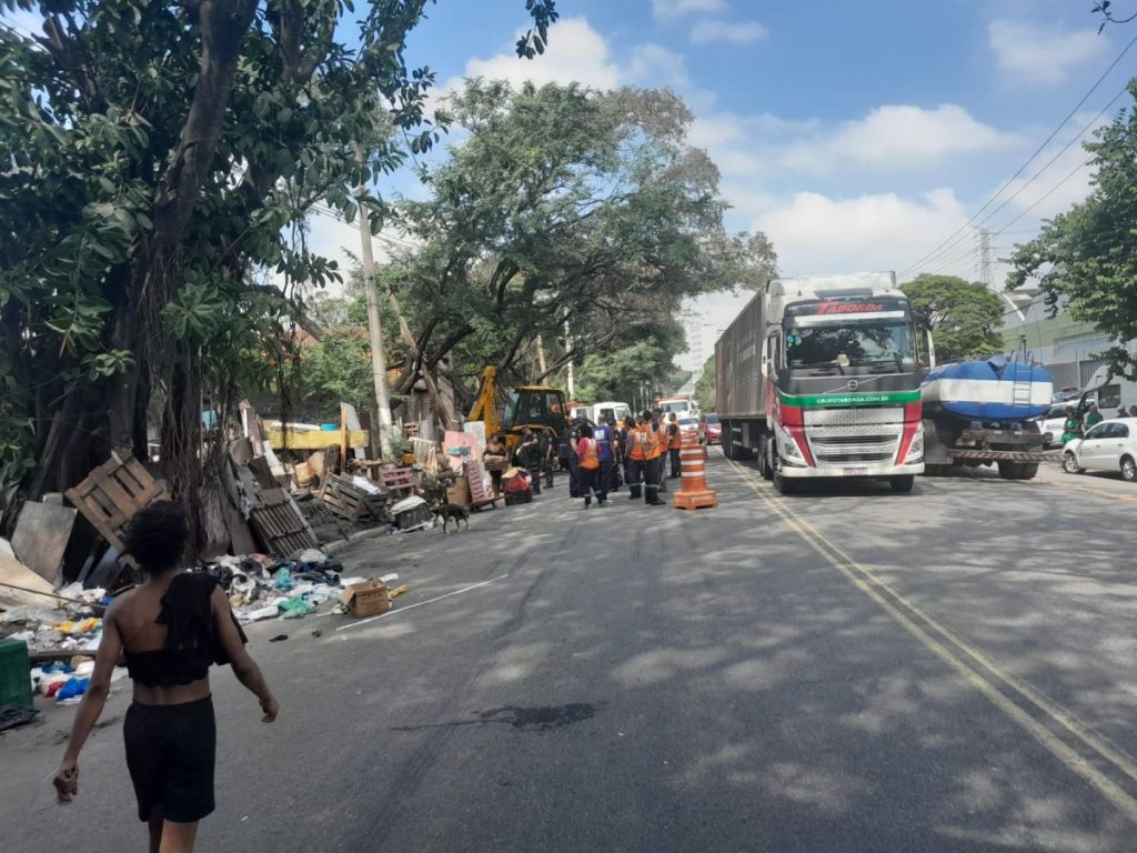 Quase 100 barracos são retirados de Presidente Altino, na divisa com SP