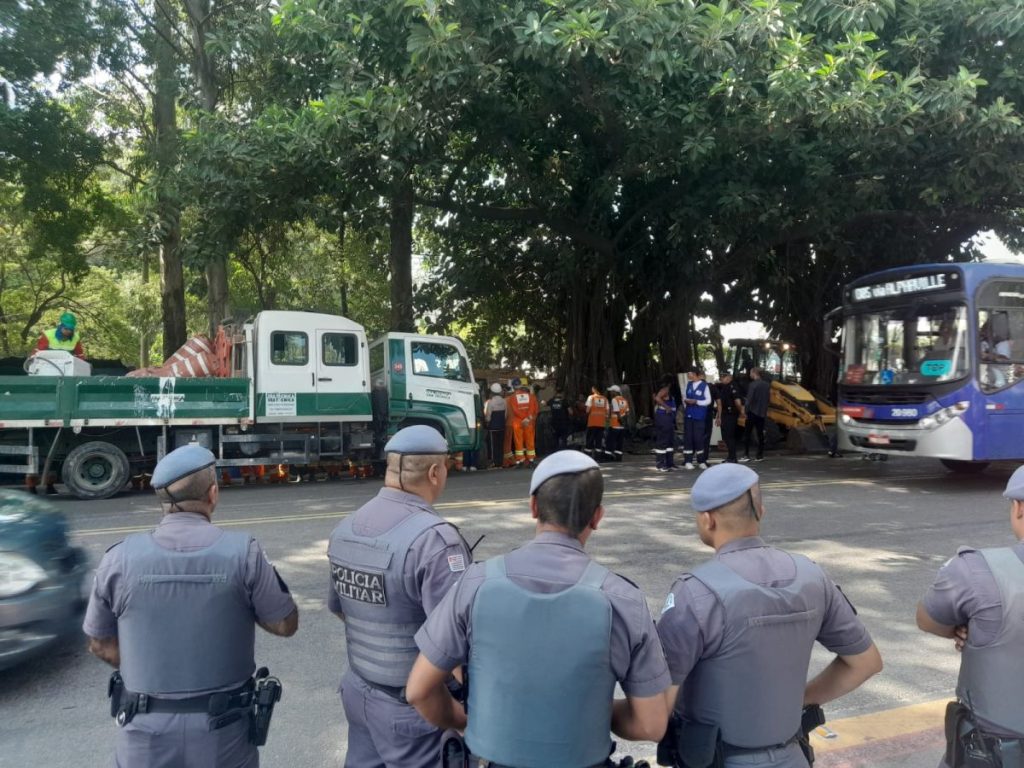 Quase 100 barracos são retirados de Presidente Altino, na divisa com SP