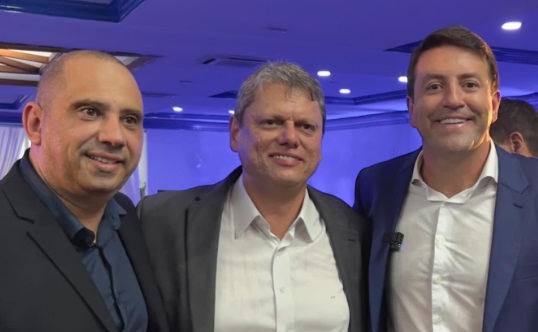 Tarcísio de Freitas declara apoio a Elvis Cezar para prefeito em Santana de Parnaíba