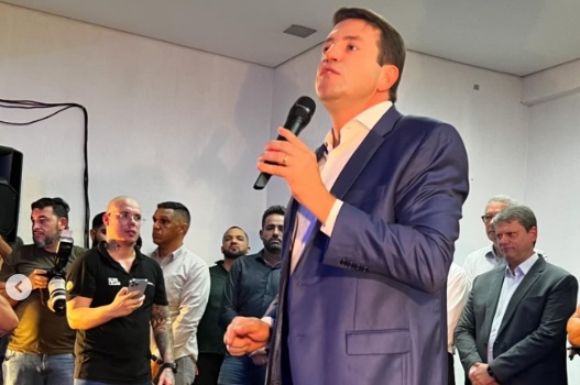 Tarcísio de Freitas declara apoio a Elvis Cezar para prefeito em Santana de Parnaíba