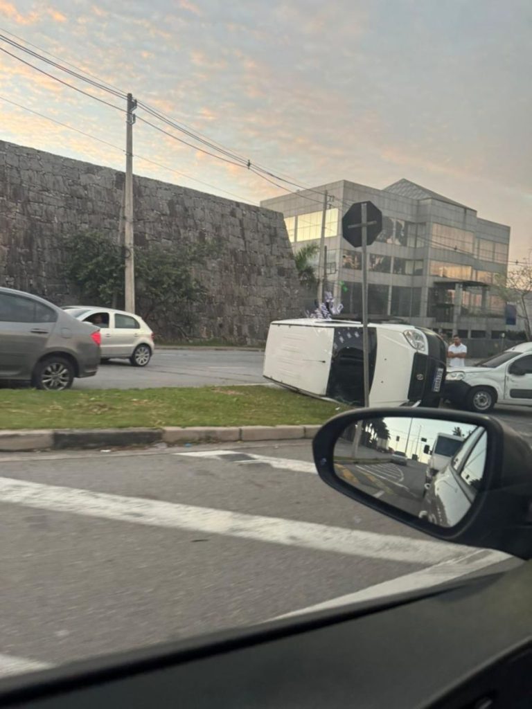 ACIDENTE: veículo capota no Tamboré e deixa uma vítima