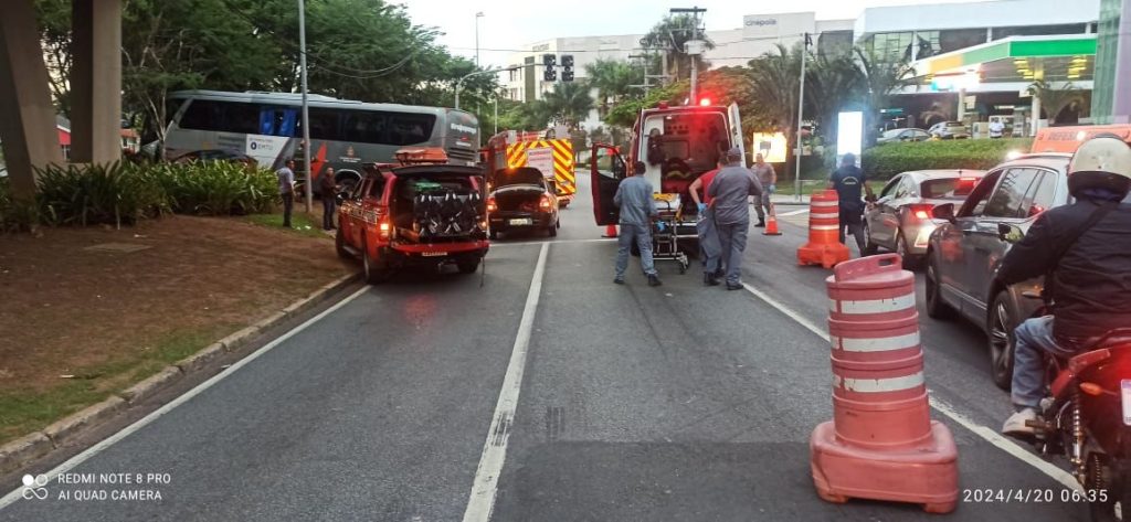 Acidente entre ônibus e carro deixa duas vítimas fatais em Alphaville