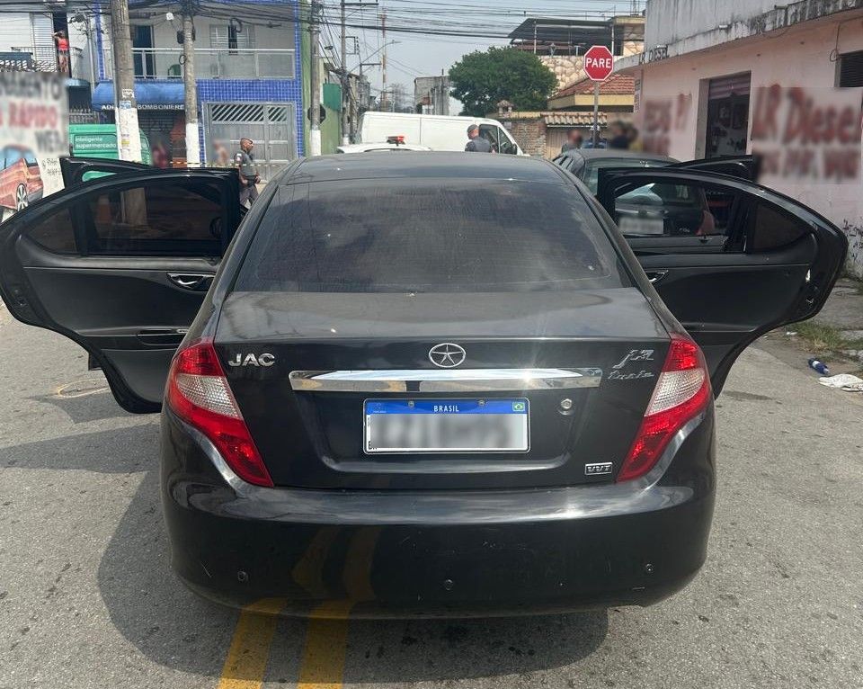 Homem é executado a tiros dentro de carro em Osasco