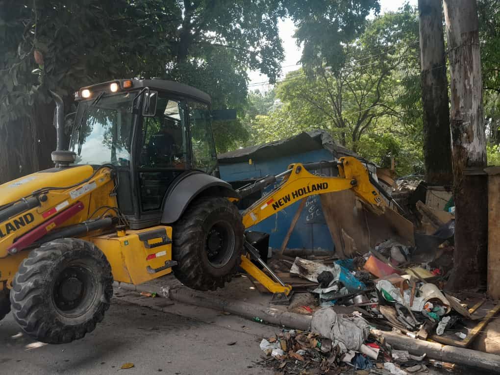 Quase 100 barracos são retirados de Presidente Altino, na divisa com SP