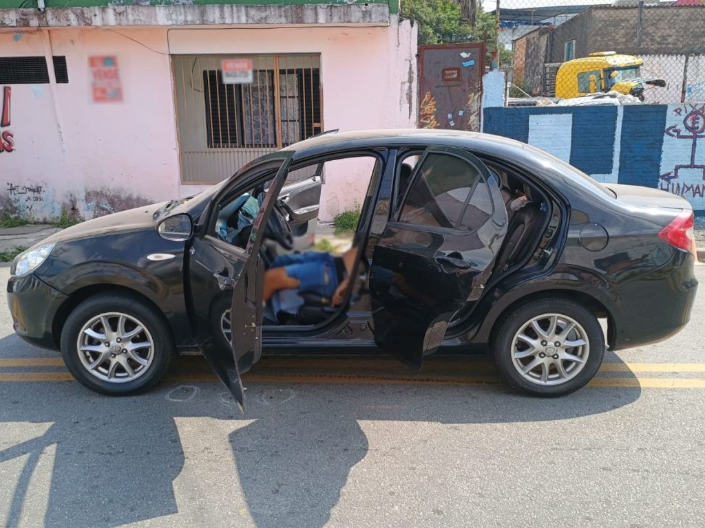 Homem é executado a tiros dentro de carro em Osasco