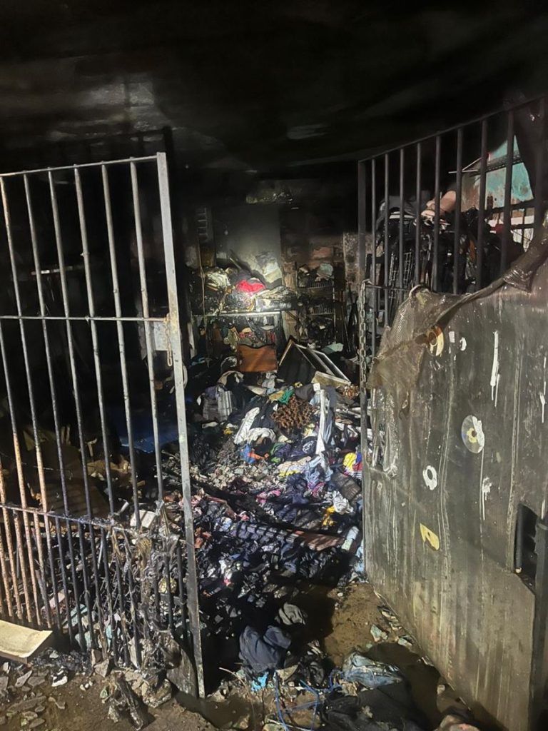 Cotia: Bombeiros apagam incêndio em residência no Santa Maria