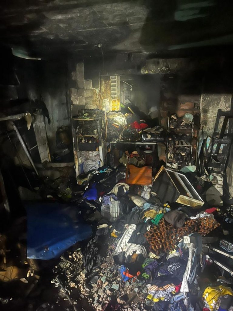Cotia: Bombeiros apagam incêndio em residência no Santa Maria
