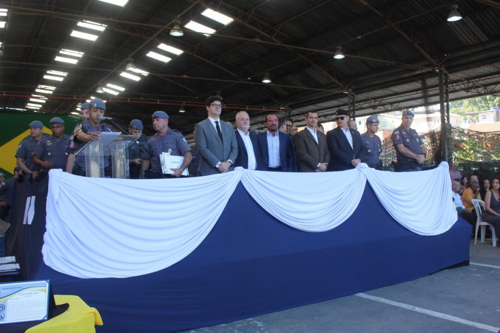 Policiais e civis são homenageados durante evento do 7º aniversário do 5ºBAEP