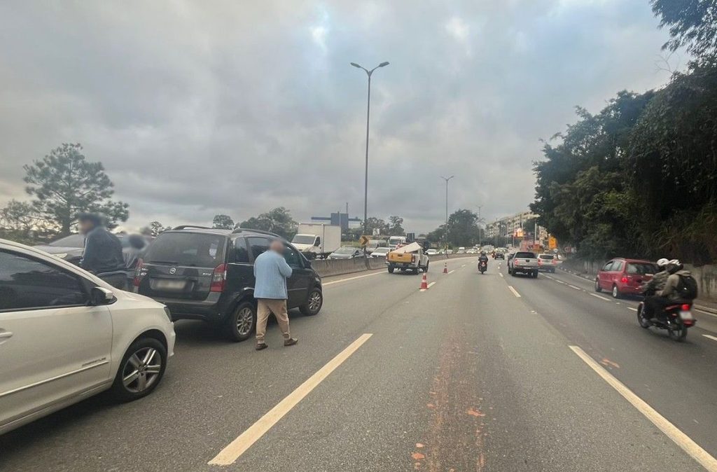 Acidente na Raposo Tavares deixa motoqueiro ferido na Granja Viana