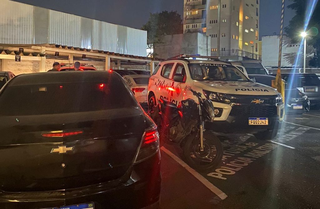 PM prende procurado e recupera veículo e moto roubados