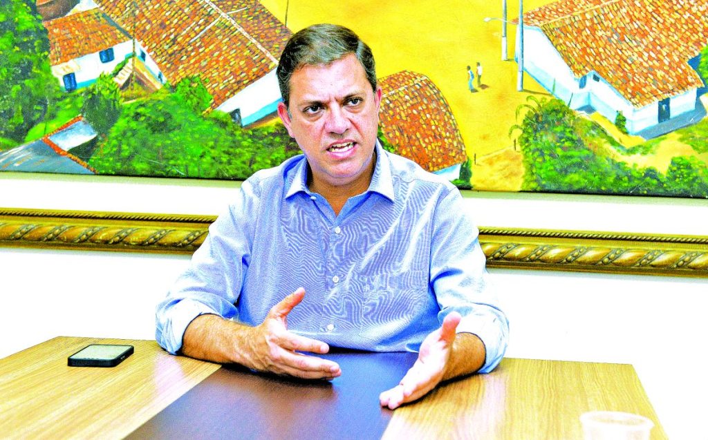 Carapicuíba: José Roberto tem 40% e Sergio Ribeiro 21% das intenções de voto