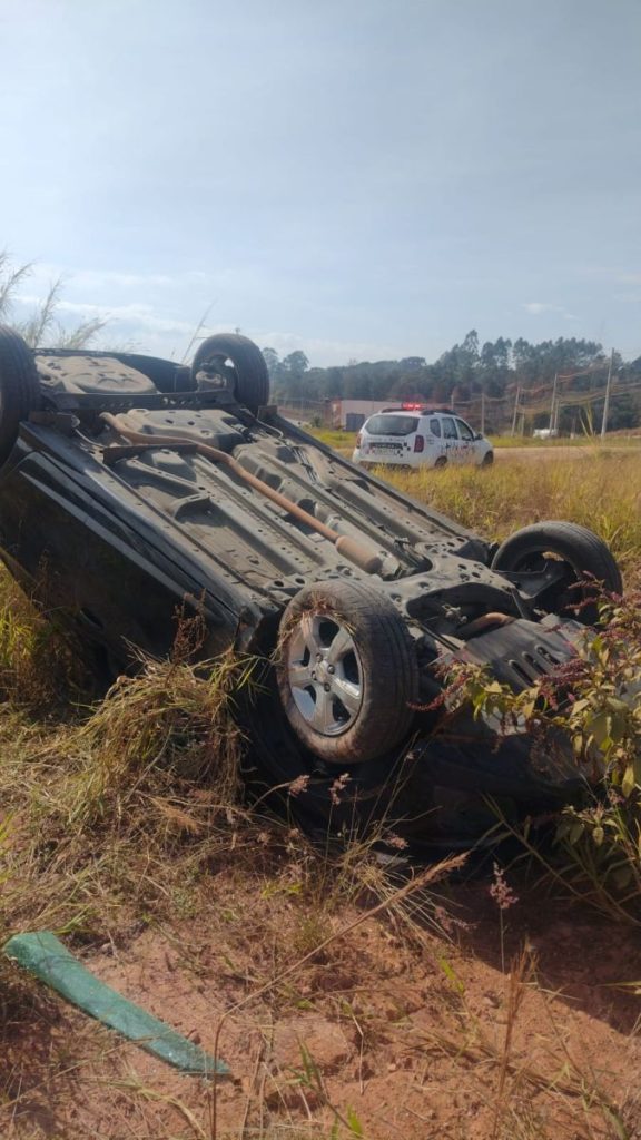 Durante fuga, suspeito capota veículo e acaba preso pela PM