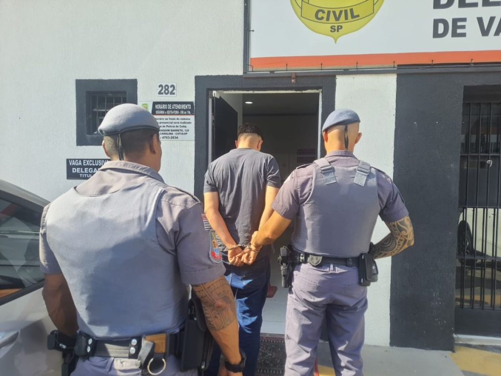 Durante fuga, suspeito capota veículo e acaba preso pela PM