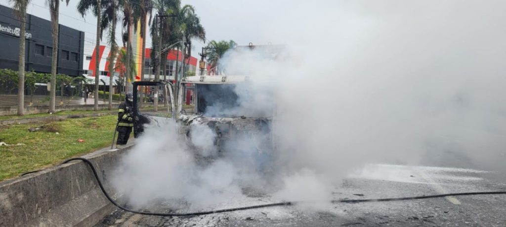 Caminhão pega fogo e interdita trecho da Raposo Tavares