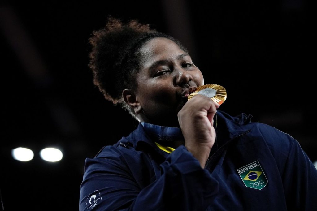 Beatriz Souza vence israelense no judô e fatura o ouro