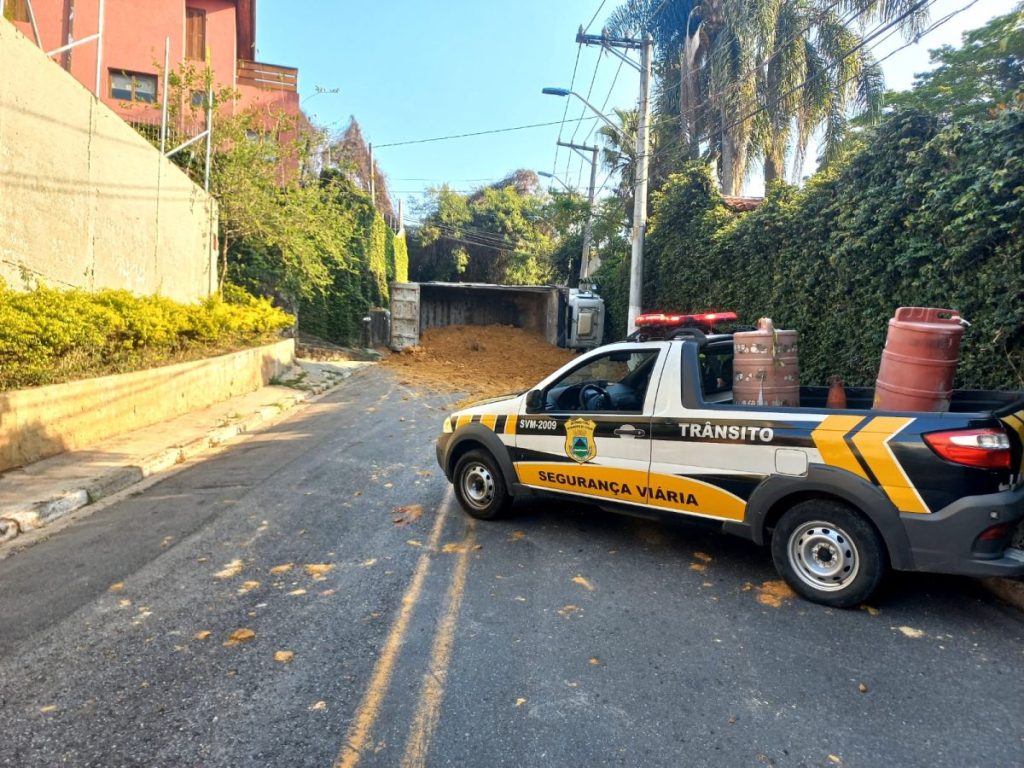 Caminhão basculante tomba e interdita a via na Granja Viana