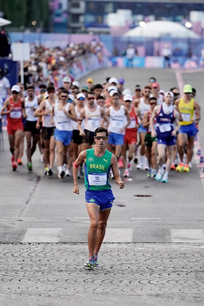Rebeca Andrade e Caio Bonfim ganham medalha de Prata