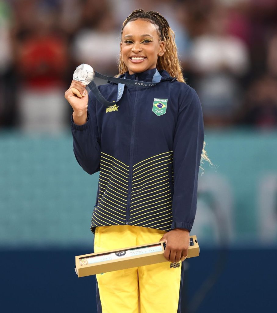 Rebeca Andrade e Caio Bonfim ganham medalha de Prata