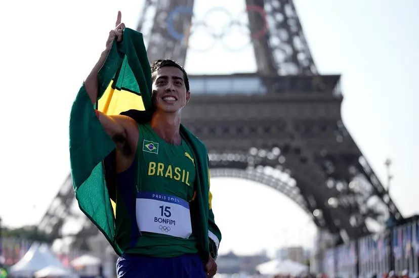 Rebeca Andrade e Caio Bonfim ganham medalha de Prata
