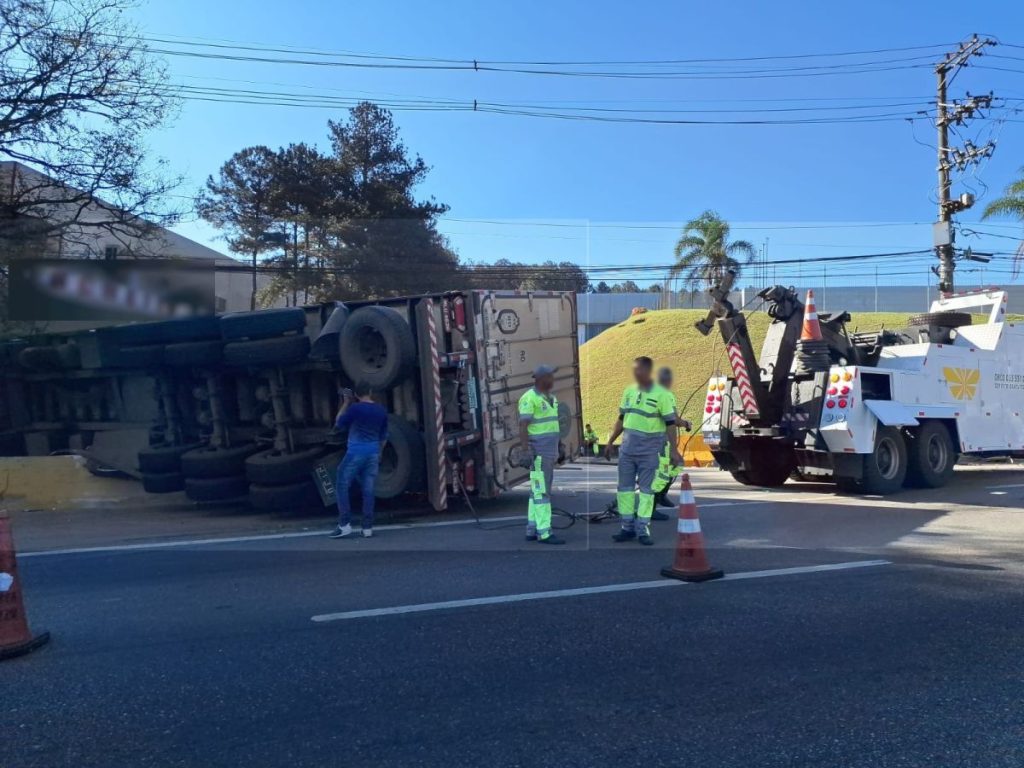 Cotia: Carreta tomba e causa caos no trânsito na Raposo Tavares