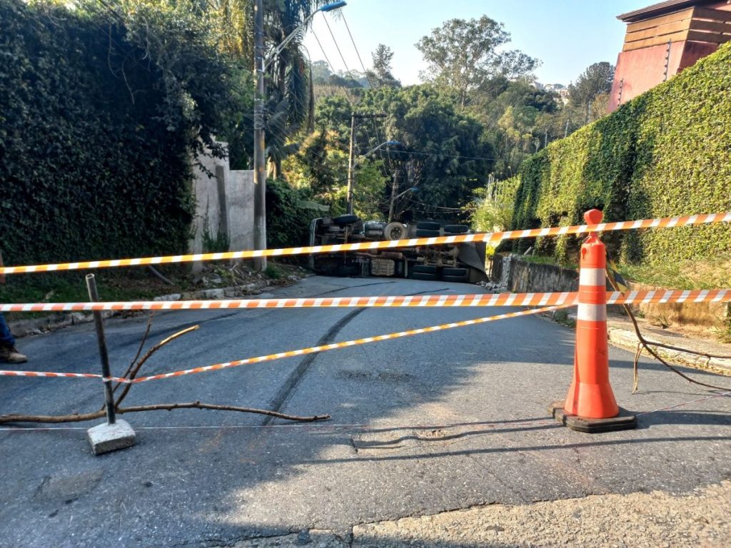 Caminhão basculante tomba e interdita a via na Granja Viana