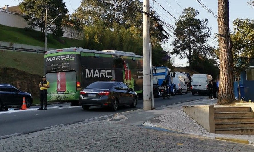 Ônibus sofre princípio de incêndio em Santana de Parnaíba