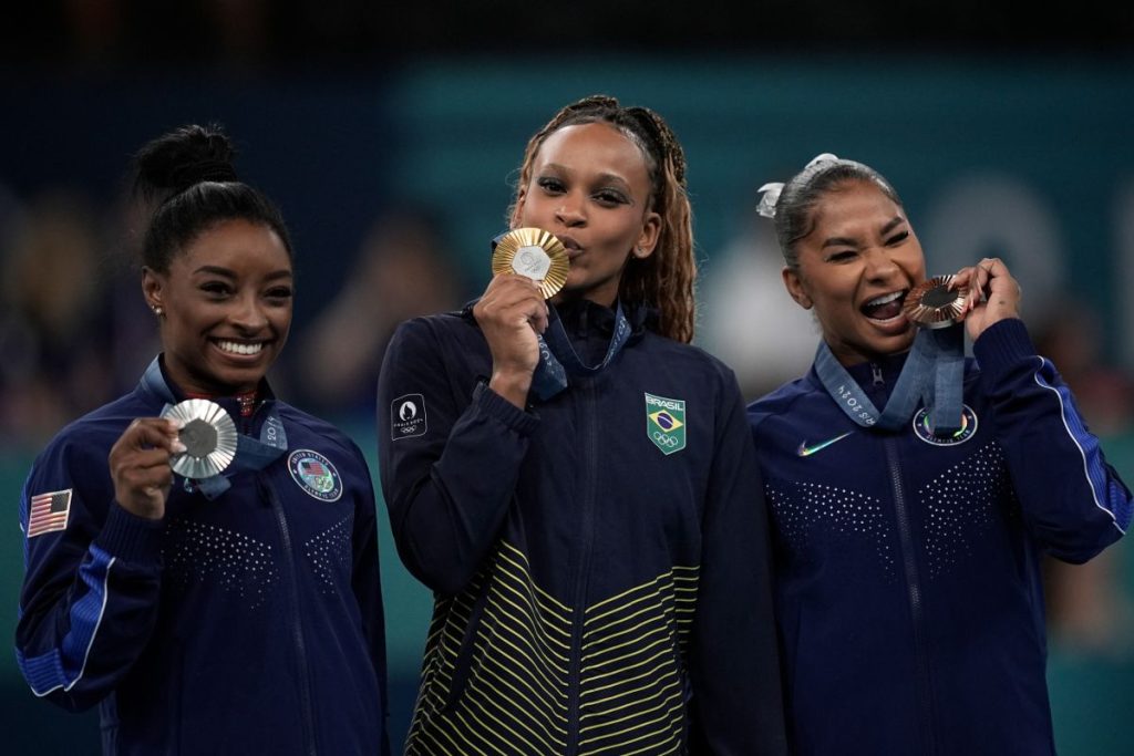 Rebeca Andrade é ouro no solo e vira a maior medalhista do Brasil