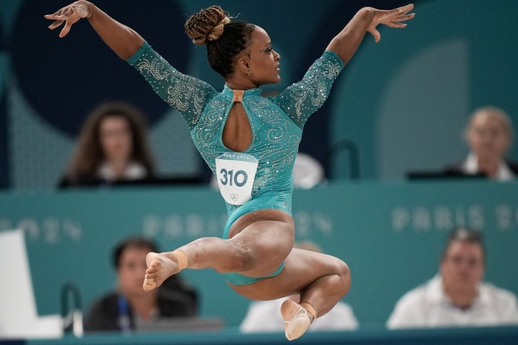 Rebeca Andrade é ouro no solo e vira a maior medalhista do Brasil