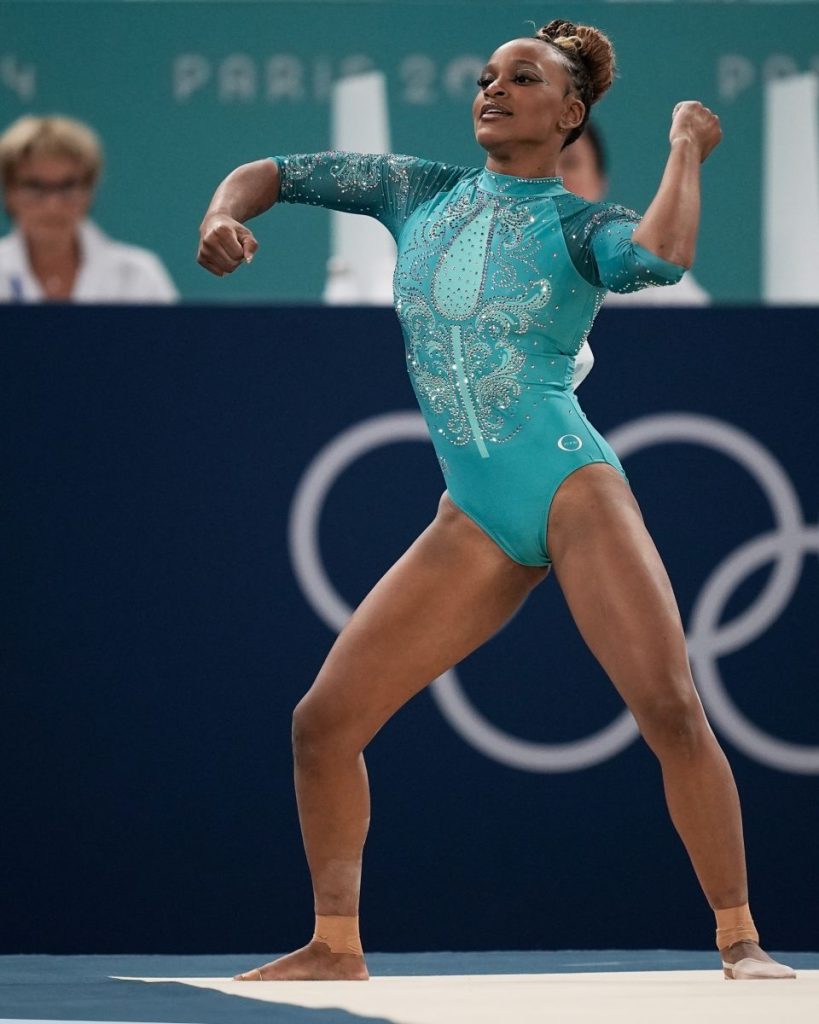 Rebeca Andrade é ouro no solo e vira a maior medalhista do Brasil