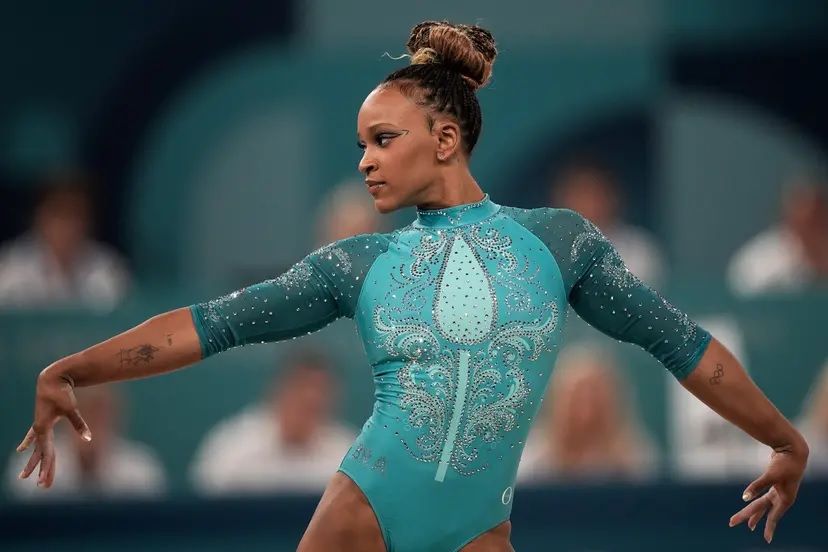 Rebeca Andrade é ouro no solo e vira a maior medalhista do Brasil