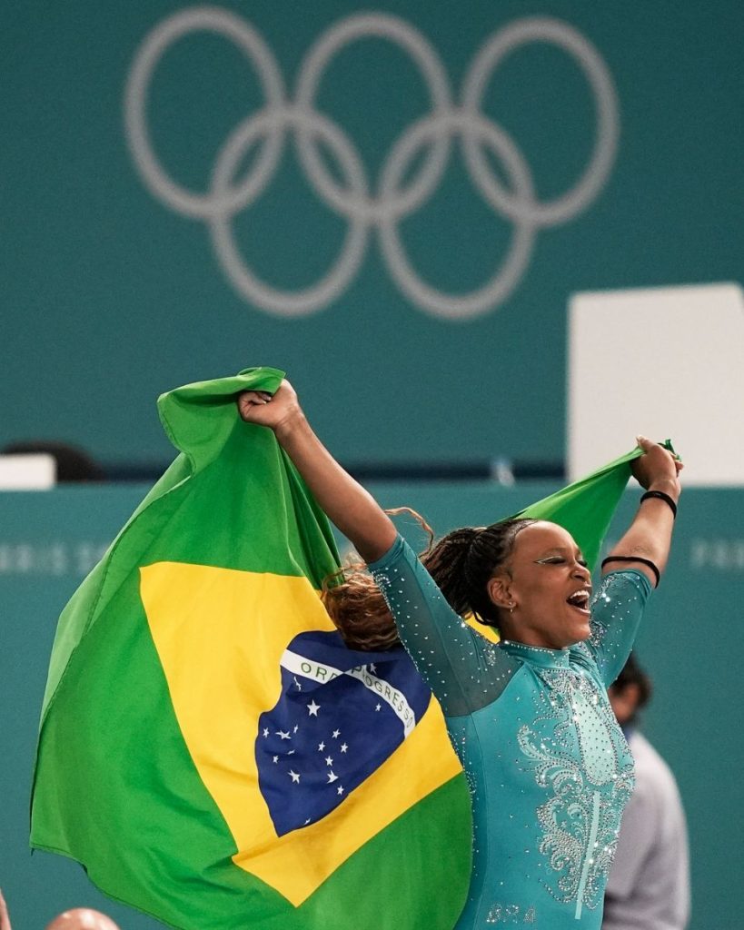 Rebeca Andrade é ouro no solo e vira a maior medalhista do Brasil