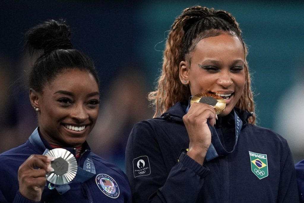 Rebeca Andrade é ouro no solo e vira a maior medalhista do Brasil