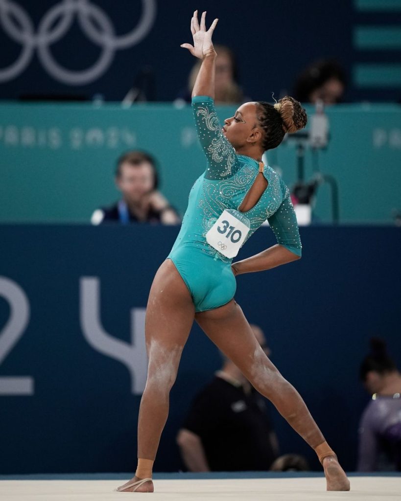 Rebeca Andrade é ouro no solo e vira a maior medalhista do Brasil