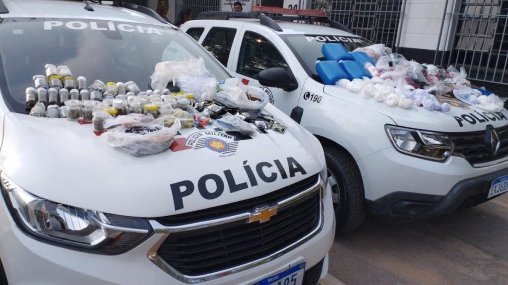 Carapicuíba: PM encontra "casa bomba" e apreende mais de 5 mil porções de drogas