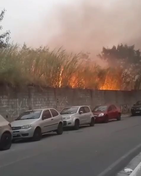 Barueri: incêndio atinge área de mata no Jardim Belval