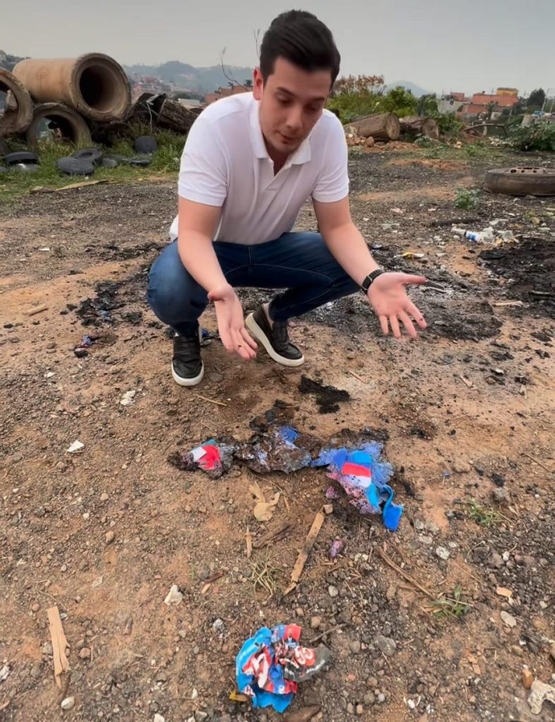 Material de campanha de Silvinho Filho é encontrado queimado em área da Prefeitura