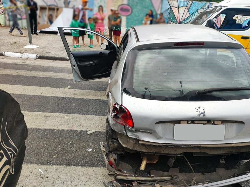Motorista capota veículo roubado e causa acidente em Osasco