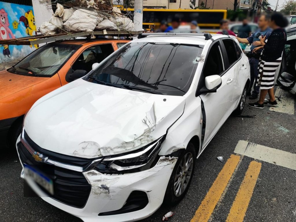 Motorista capota veículo roubado e causa acidente em Osasco