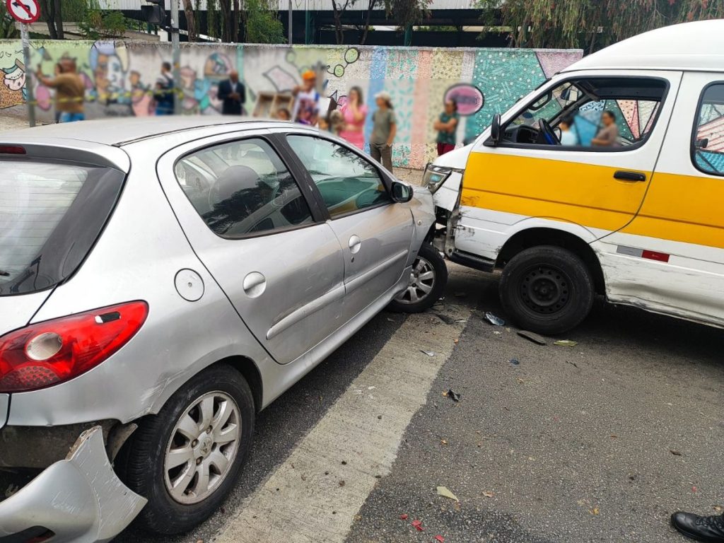 Motorista capota veículo roubado e causa acidente em Osasco