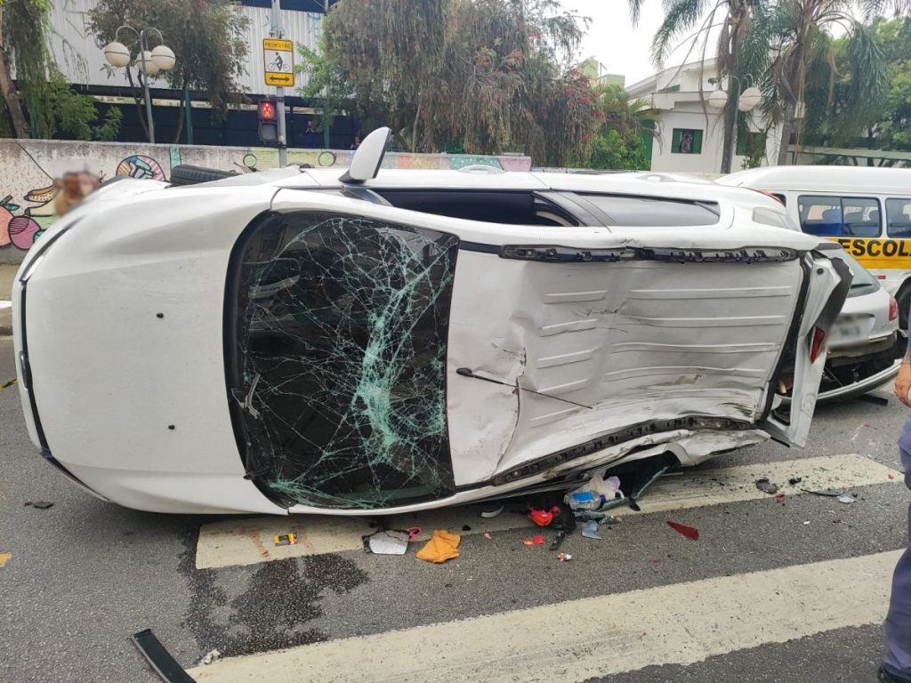 Motorista capota veículo roubado e causa acidente em Osasco