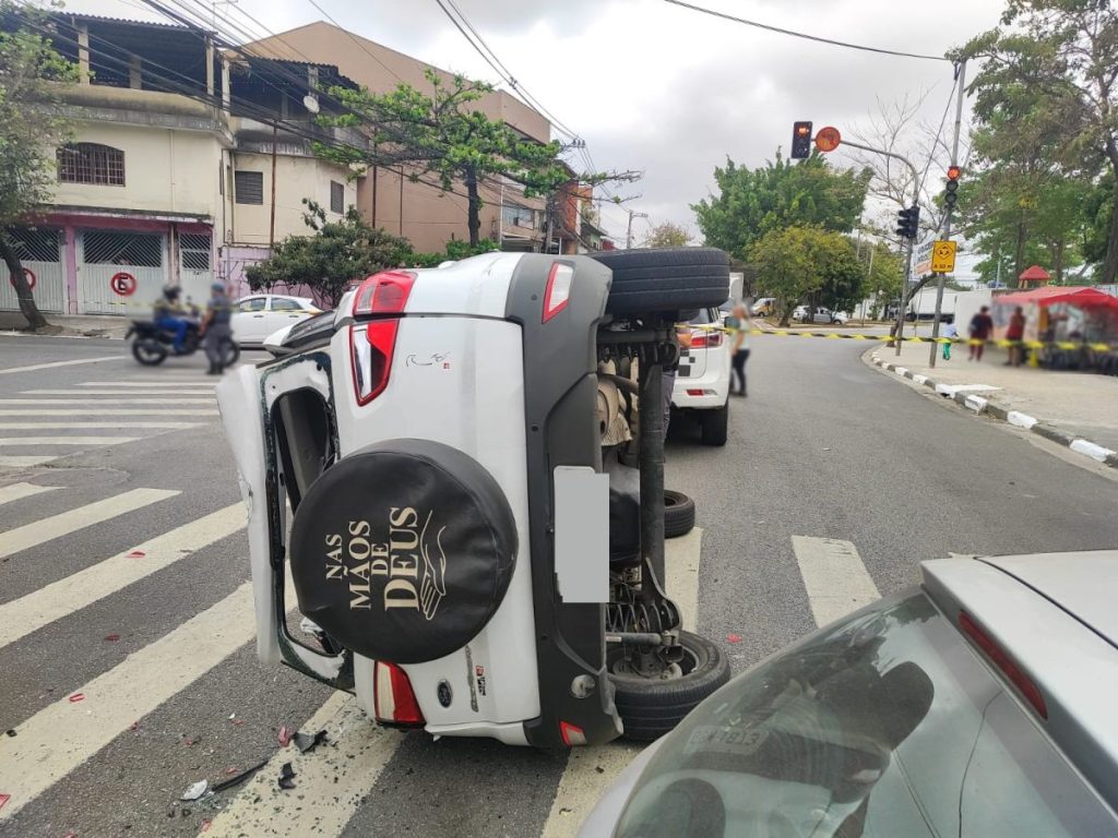 Motorista capota veículo roubado e causa acidente em Osasco