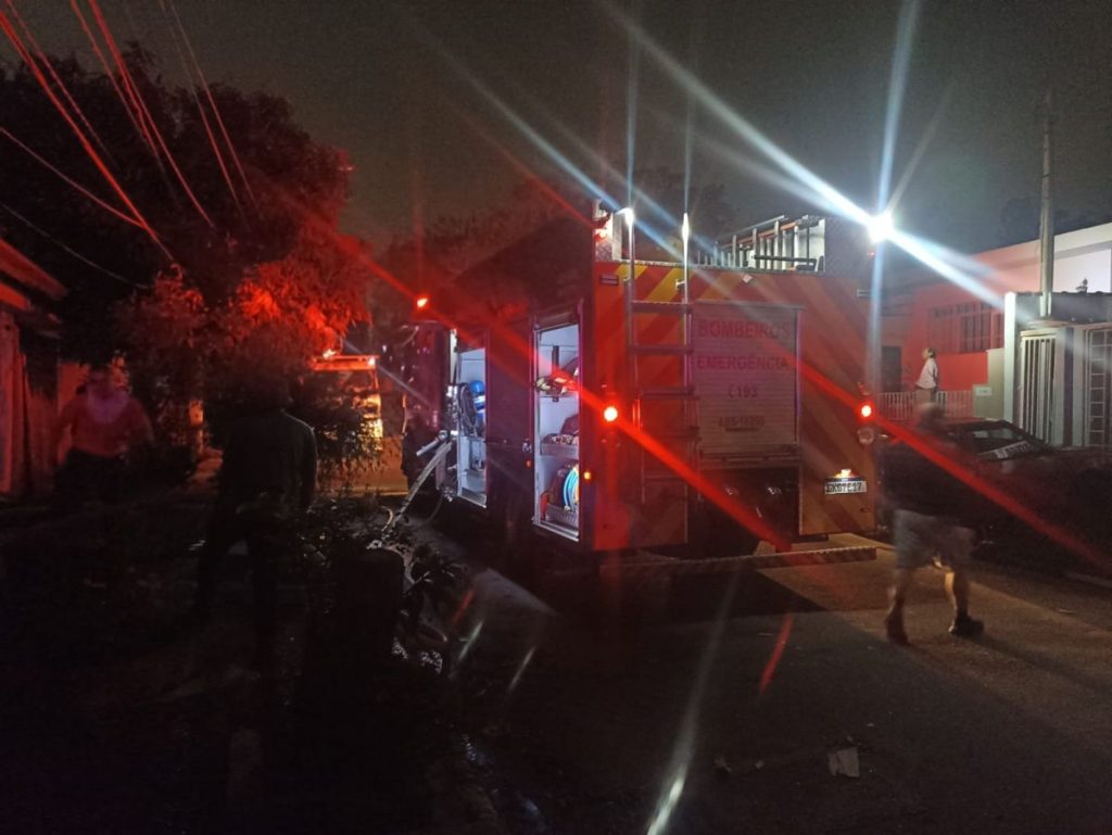 Bombeiros combatem incêndio em residência em Cotia