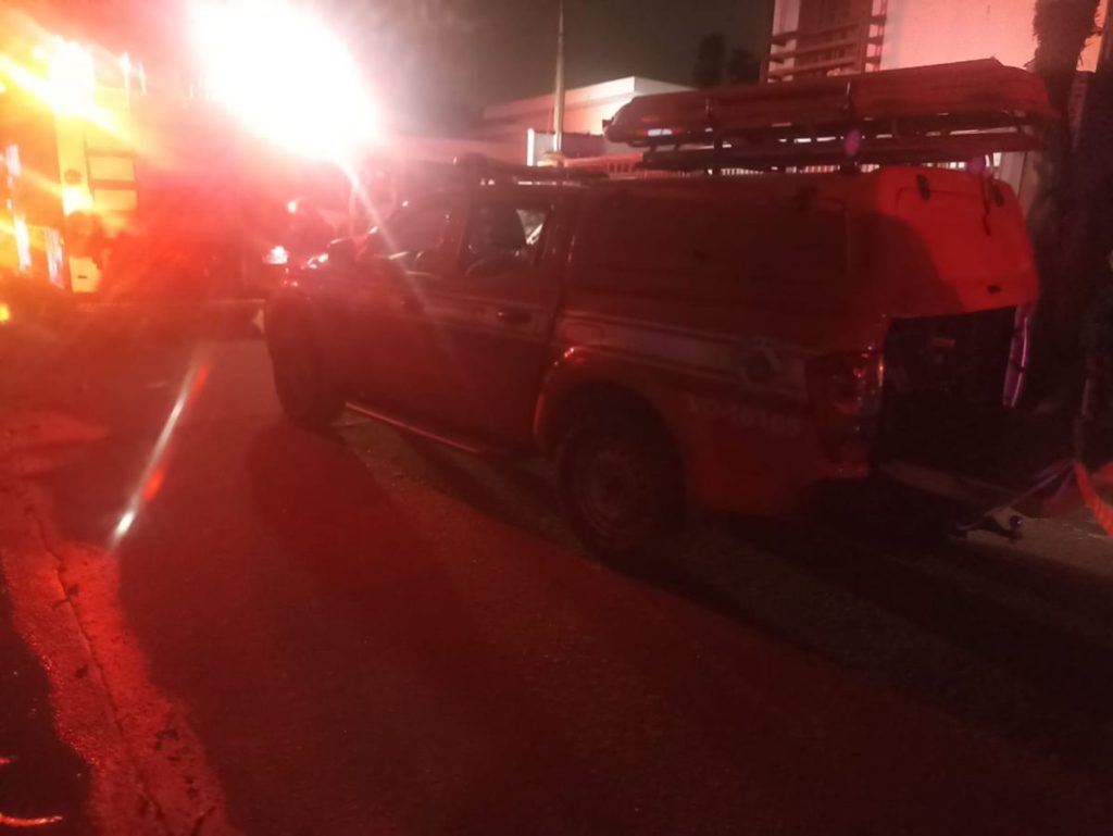 Bombeiros combatem incêndio em residência em Cotia